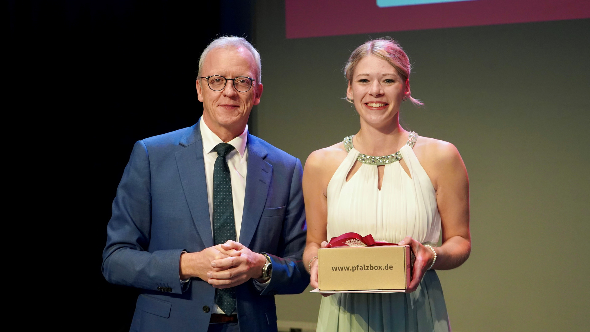 Foto zeigt Präsidenten des Landesamtes und die Lehrgangsbeste